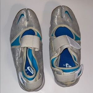 Vintage Nike Air Rift split toe, white/teal women’s size 11 sneakers.